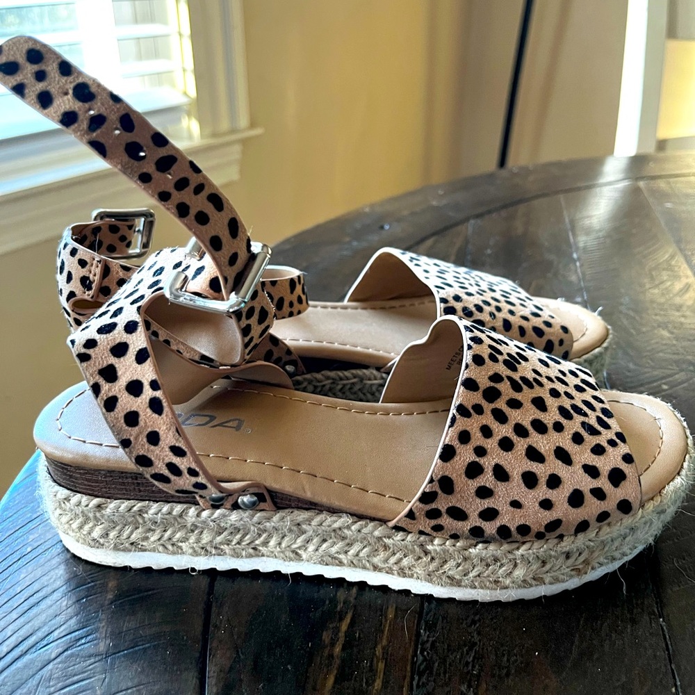 Girls sandals